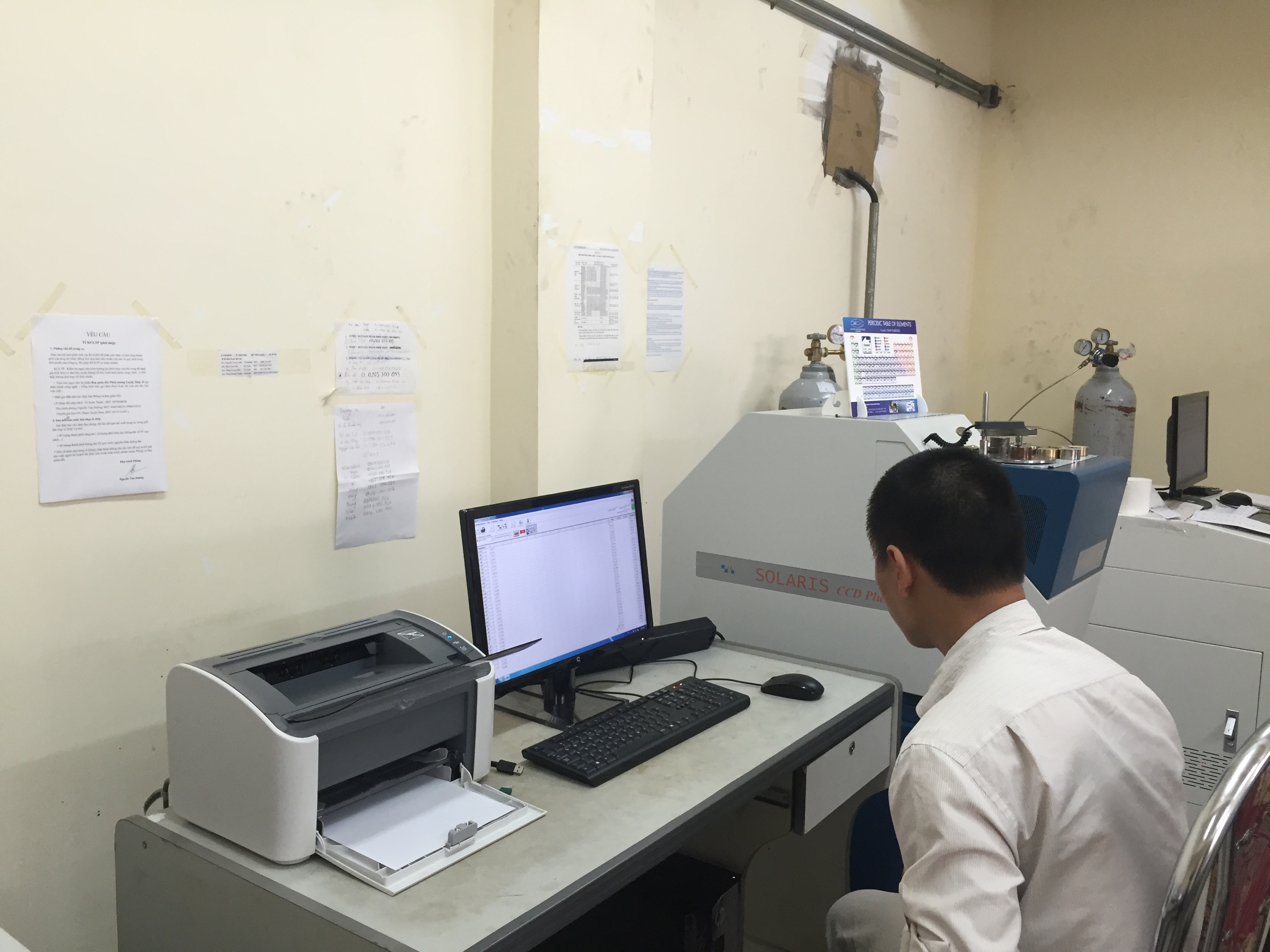 Kỹ sư Hust Việt Nam thực hiện căn chỉnh máy quang phổ GNR S5 SCP